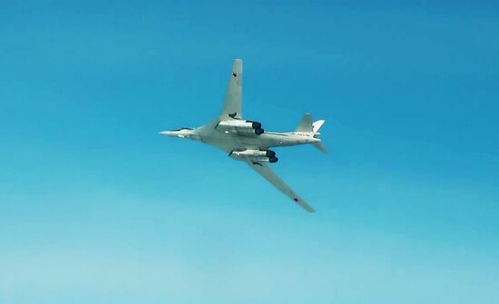 Air refueling of strategic missile-carrying aircraft Tu-160