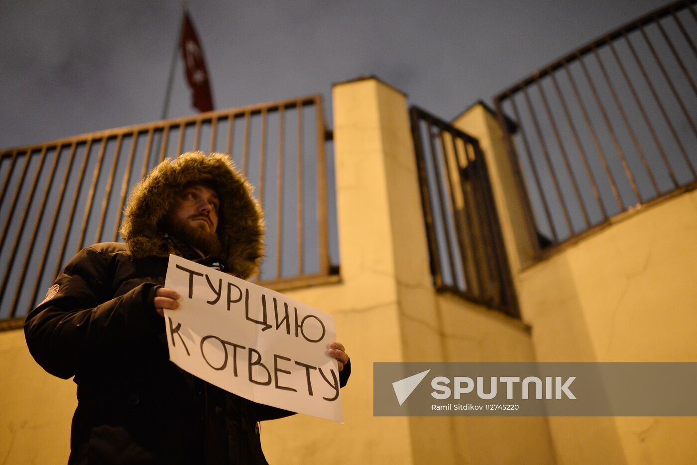 One-person protests by Turkish Embassy in Moscow