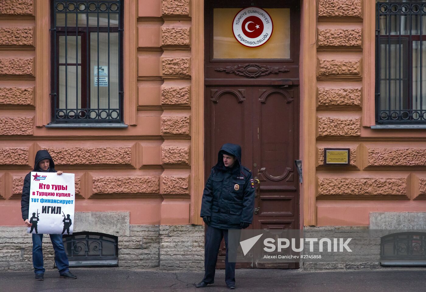 Protests in Russia against Turkish Air Forces' actions