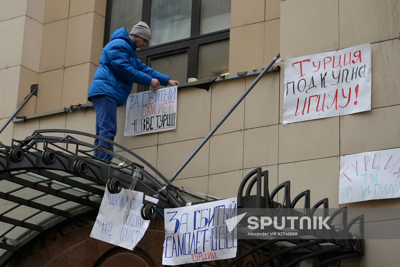 Protests in Moscow against Turkish Air Forces' actions