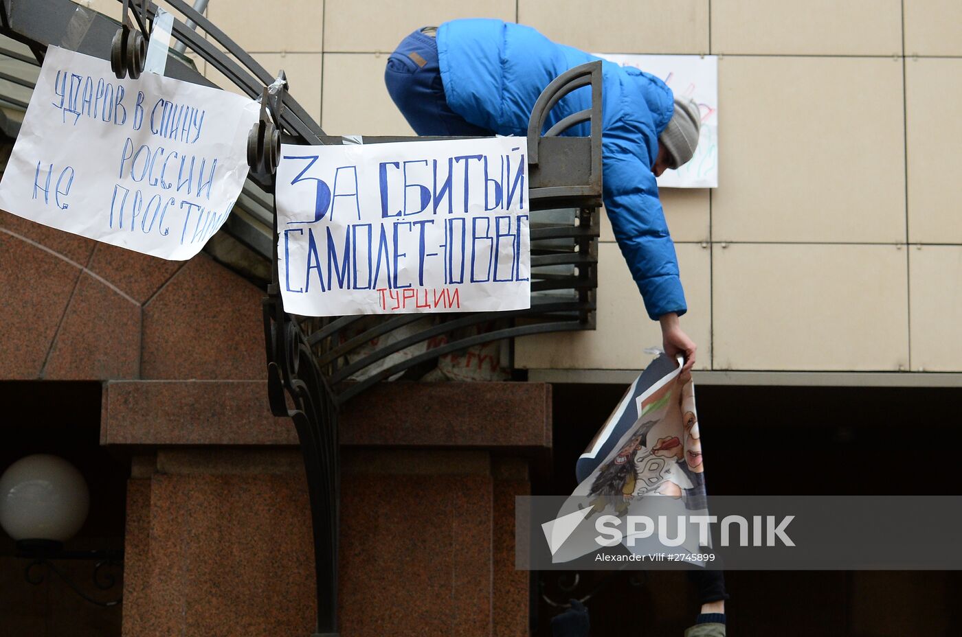 Protests in Moscow against Turkish Air Forces' actions