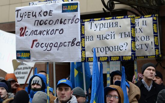 Protests in Moscow against Turkish Air Forces' actions