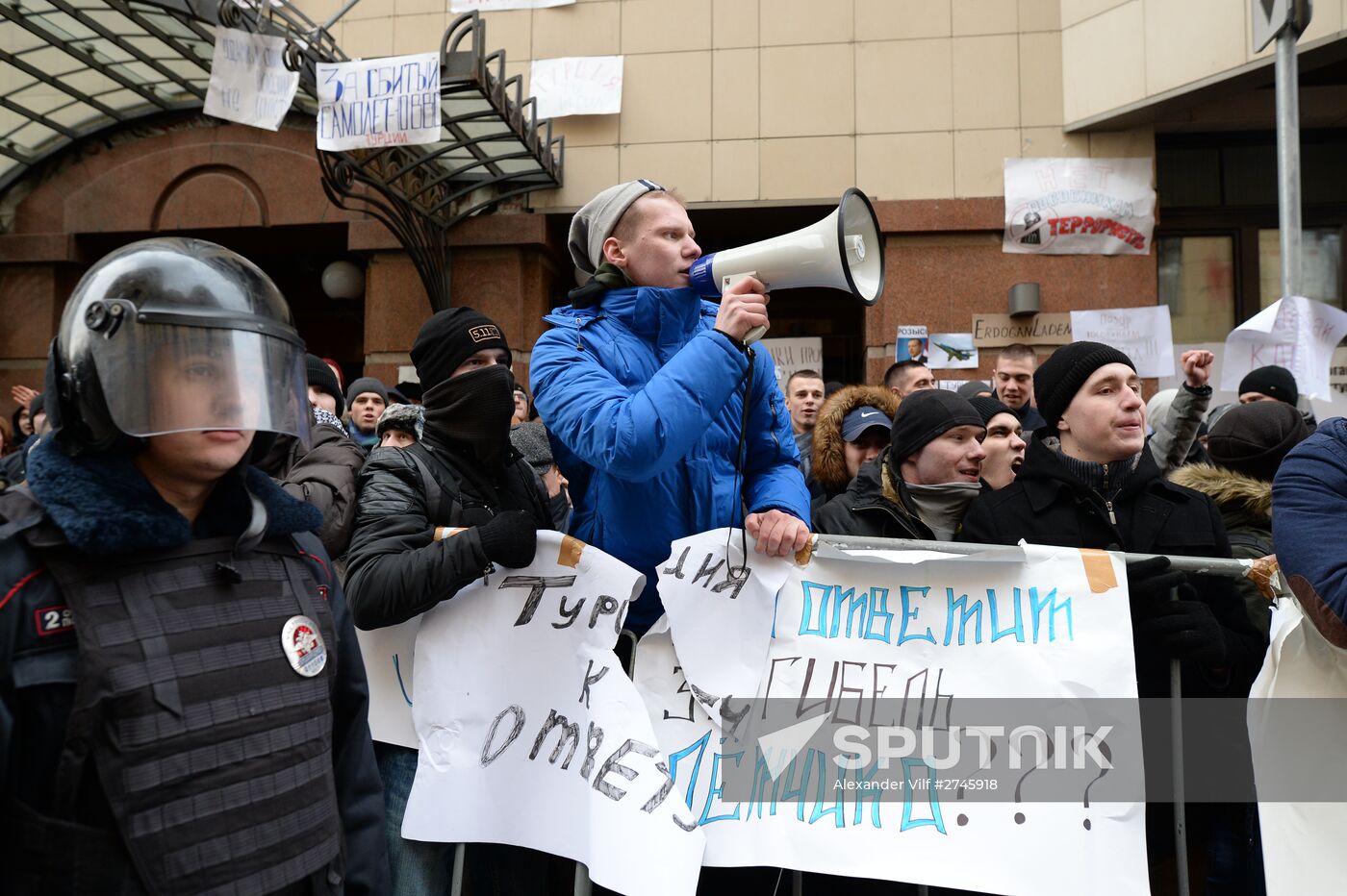 Protests in Moscow against Turkish Air Forces' actions