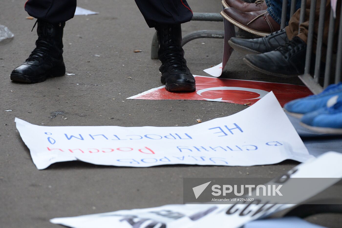 Protests in Moscow against Turkish Air Forces' actions