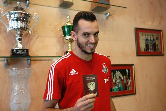 FC Lokomotiv goalie Guilherme issued Russian passport
