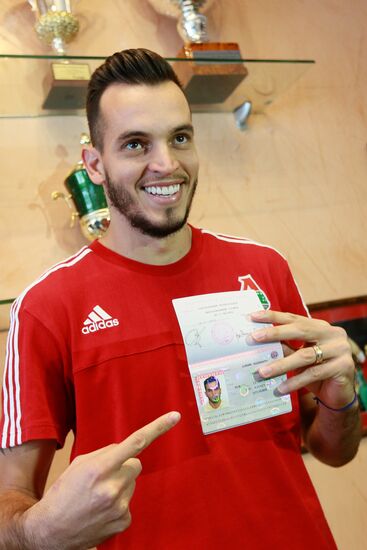 FC Lokomotiv goalie Guilherme issued Russian passport