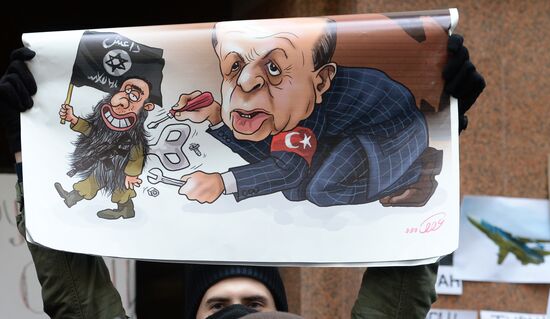 Muscovites protest against Turkish Air Forces' actions