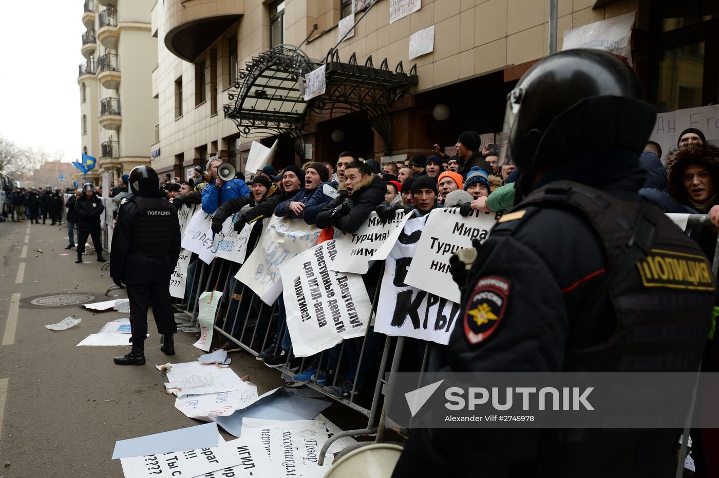 Muscovites protest against Turkish Air Forces' actions