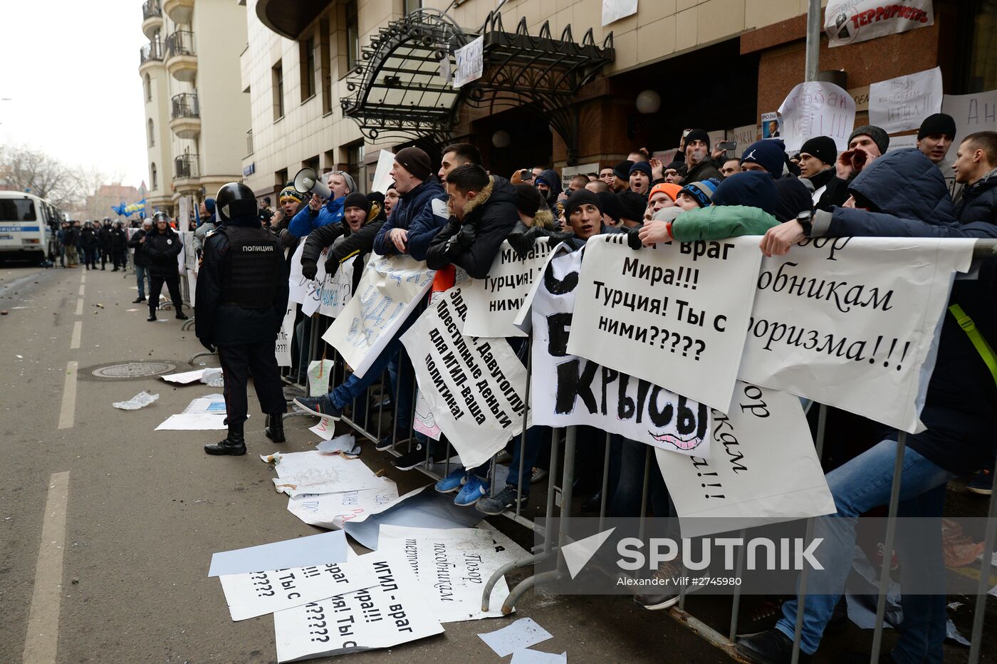 Muscovites protest against Turkish Air Forces' actions