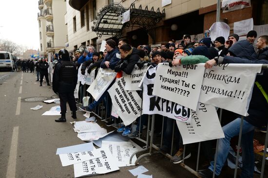 Muscovites protest against Turkish Air Forces' actions