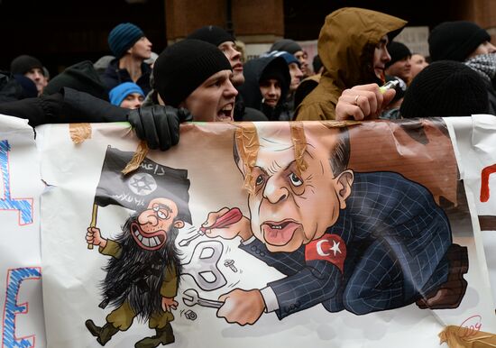 Muscovites protest against Turkish Air Forces' actions