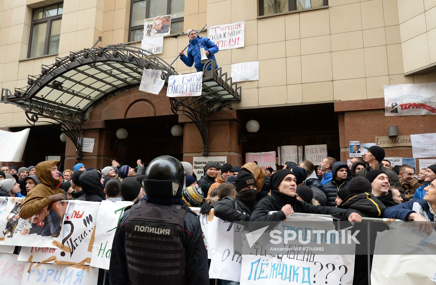 Muscovites protest against Turkish Air Forces' actions