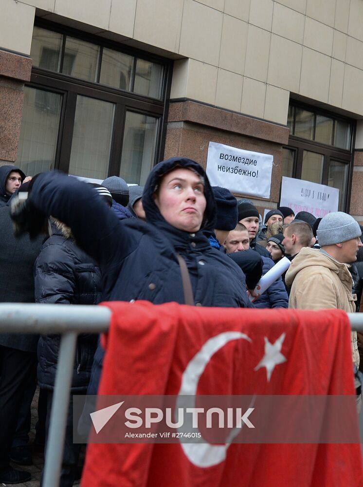 Muscovites protest against Turkish Air Forces' actions
