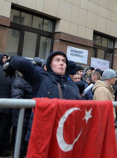 Muscovites protest against Turkish Air Forces' actions