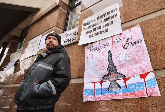 Muscovites protest against Turkish Air Forces' actions