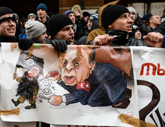 Muscovites protest against Turkish Air Forces' actions