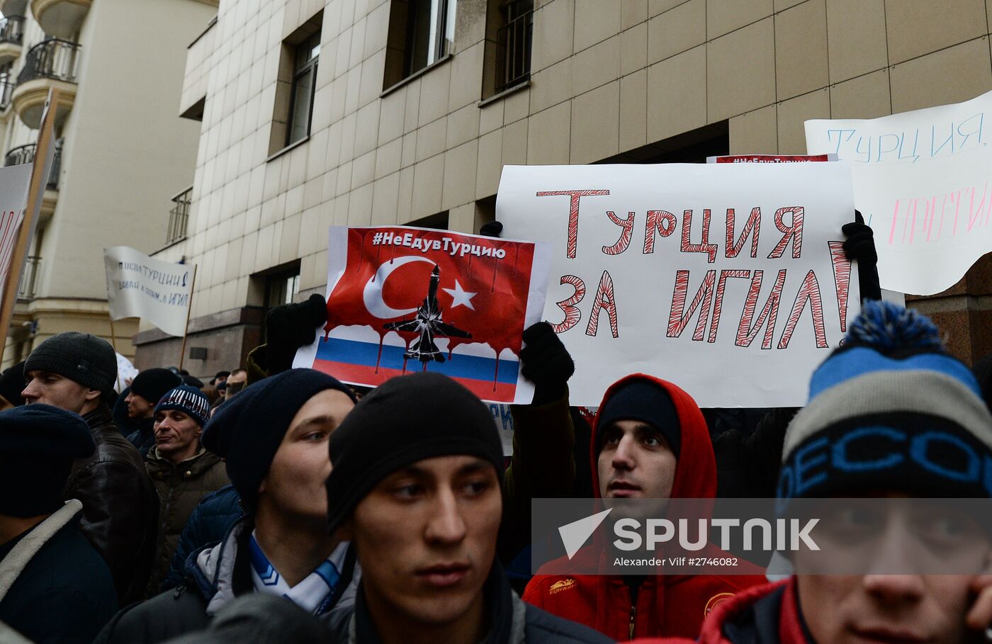 Muscovites protest against Turkish Air Forces' actions