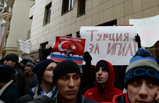 Muscovites protest against Turkish Air Forces' actions