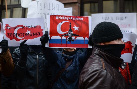 Muscovites protest against Turkish Air Forces' actions