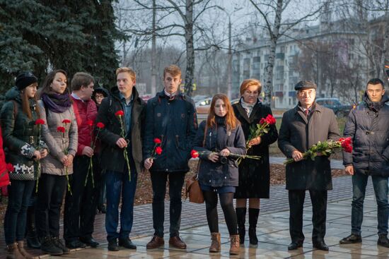 People in Lipetsk lay flowers at monument to aviators