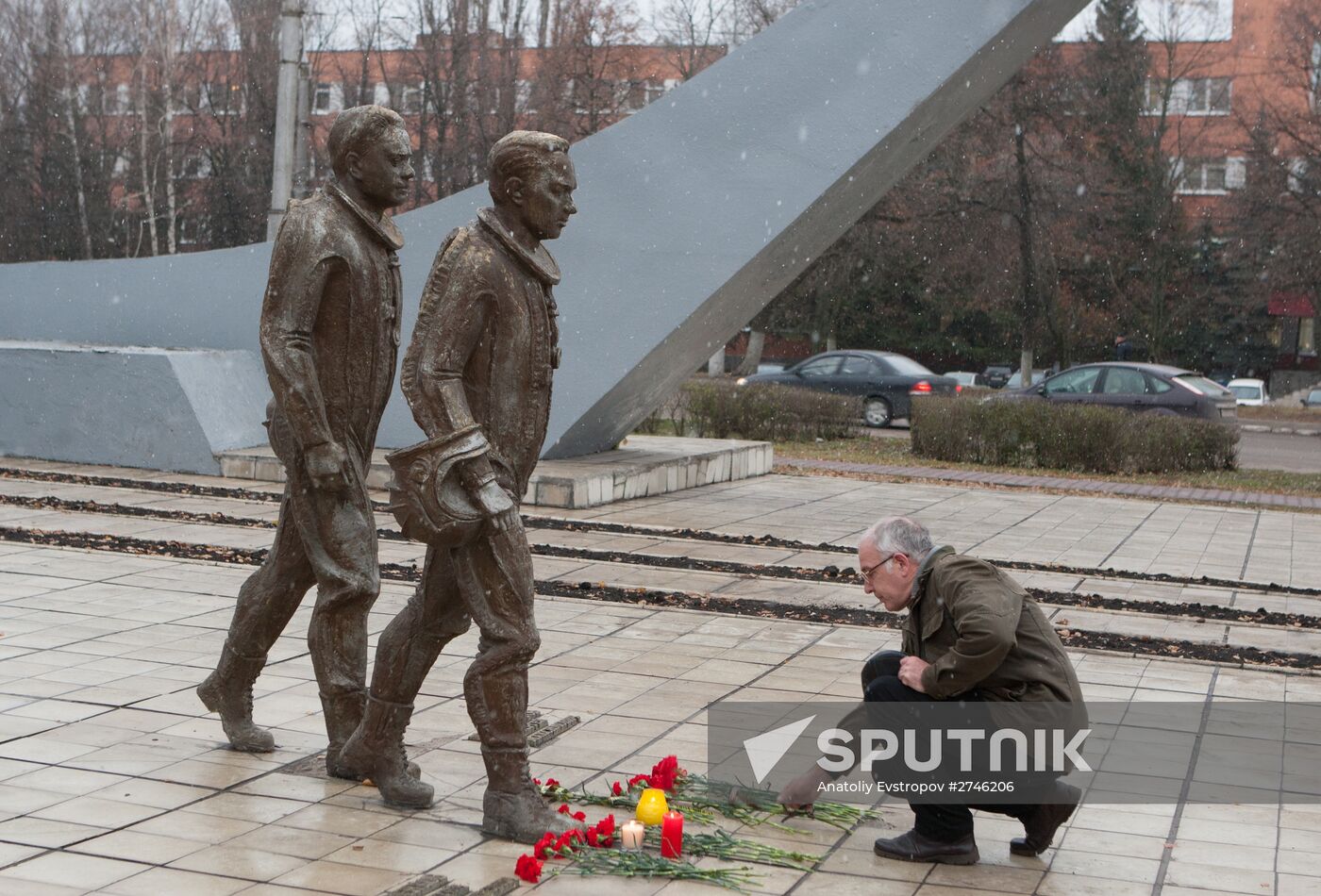 People in Lipetsk lay flowers at monument to aviators