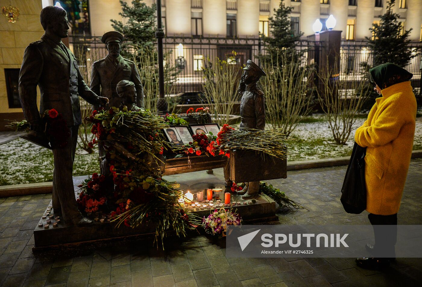 Muscovites bring flowers to mourn victims of Su-24 jet crash in Syria