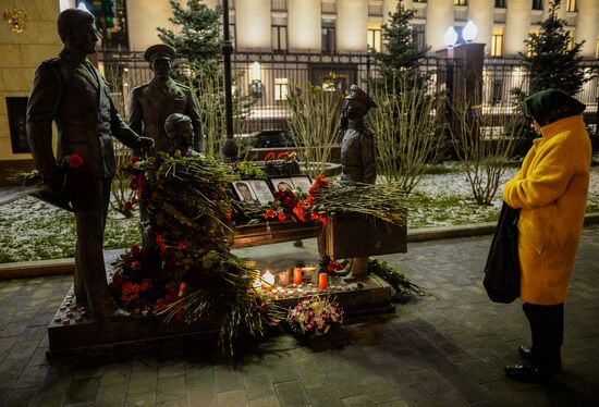 Muscovites bring flowers to mourn victims of Su-24 jet crash in Syria