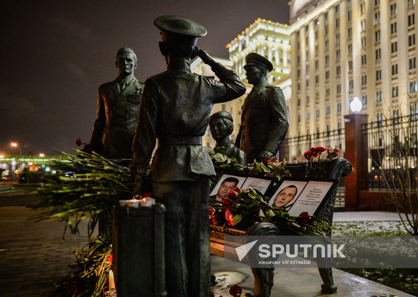 Muscovites bring flowers to mourn victims of Su-24 jet crash in Syria