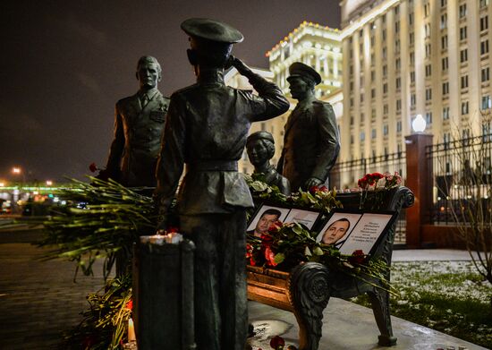 Muscovites bring flowers to mourn victims of Su-24 jet crash in Syria