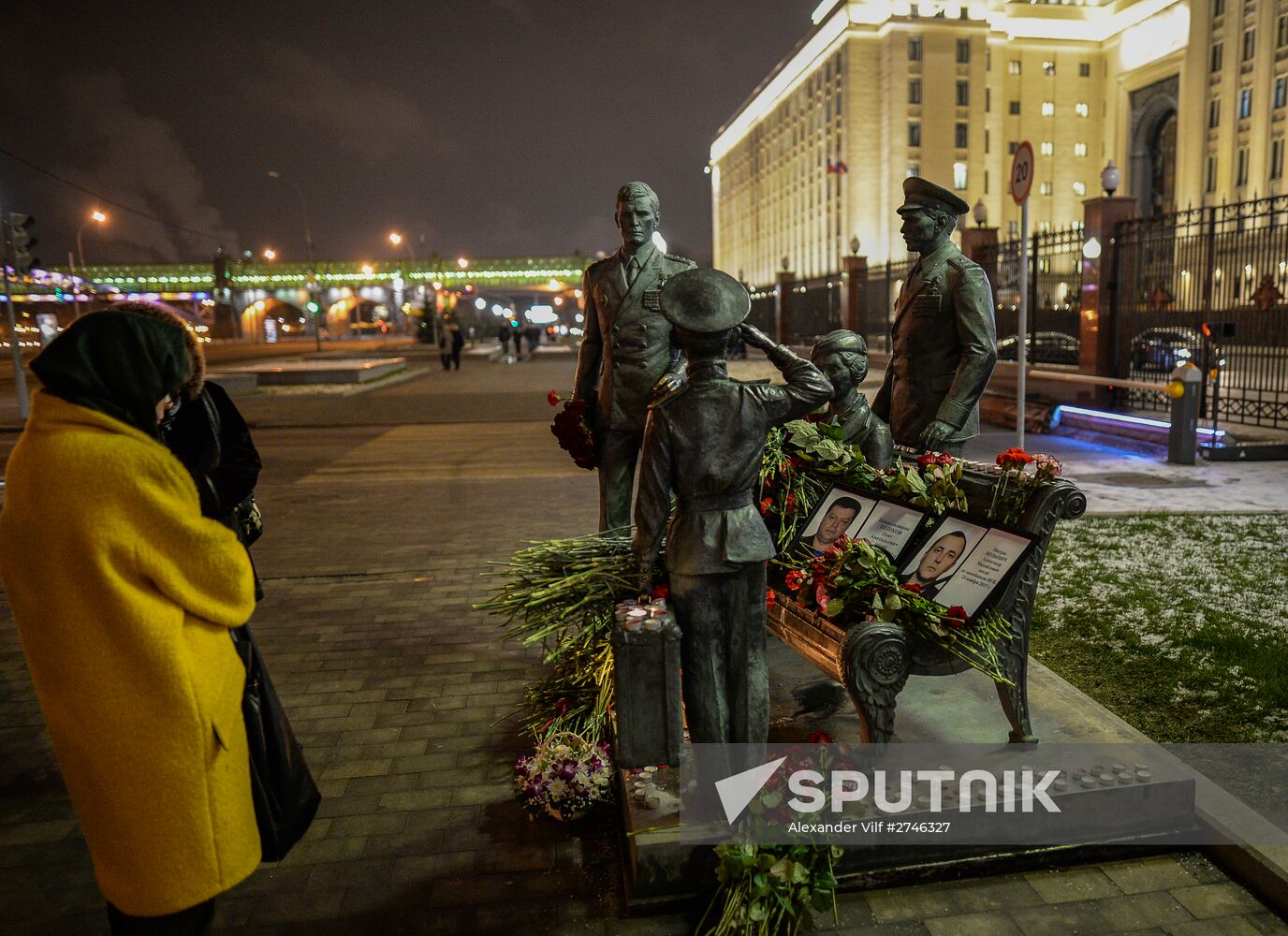 Muscovites bring flowers to mourn victims of Su-24 jet crash in Syria