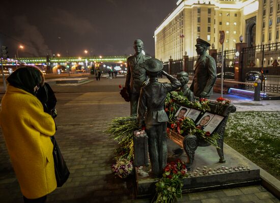 Muscovites bring flowers to mourn victims of Su-24 jet crash in Syria