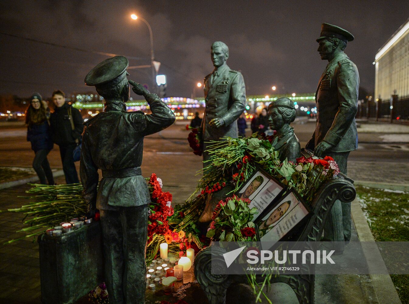 Muscovites bring flowers to mourn victims of Su-24 jet crash in Syria