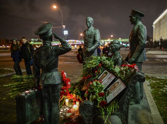 Muscovites bring flowers to mourn victims of Su-24 jet crash in Syria