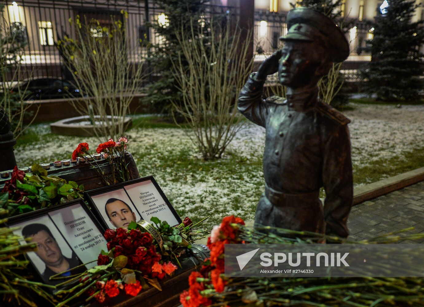 Muscovites bring flowers to mourn victims of Su-24 jet crash in Syria