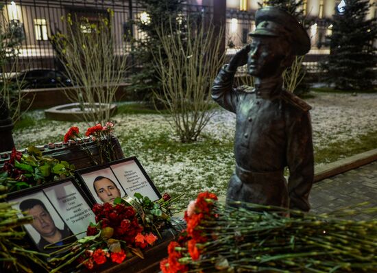 Muscovites bring flowers to mourn victims of Su-24 jet crash in Syria
