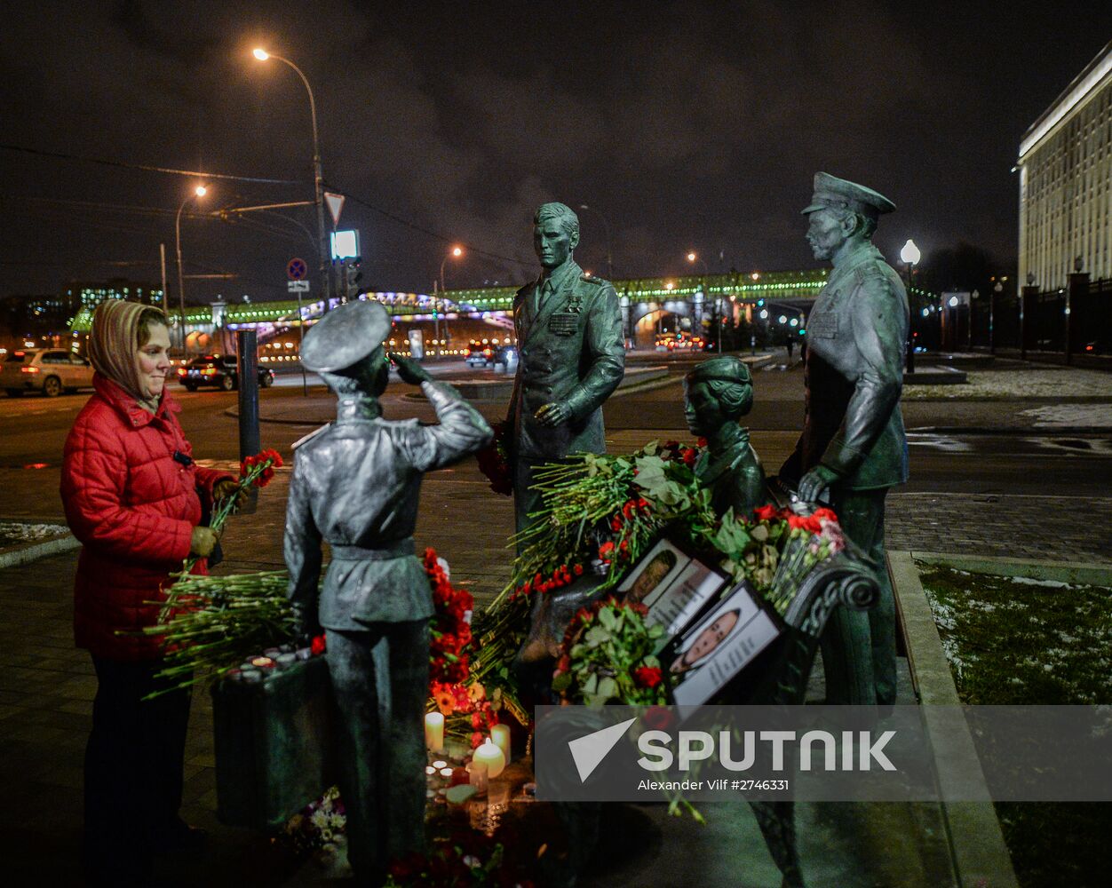 Muscovites bring flowers to mourn victims of Su-24 jet crash in Syria
