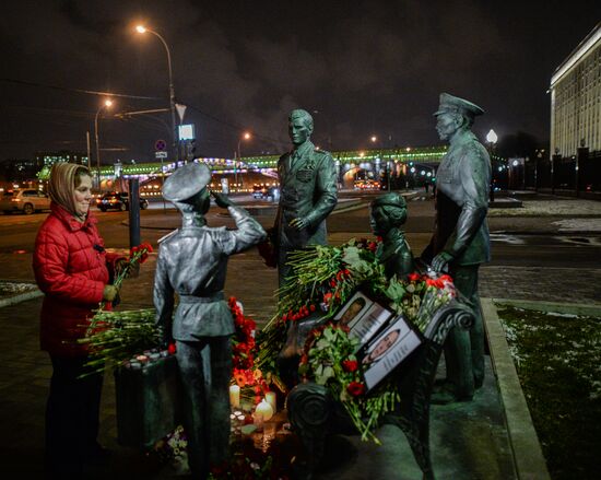 Muscovites bring flowers to mourn victims of Su-24 jet crash in Syria