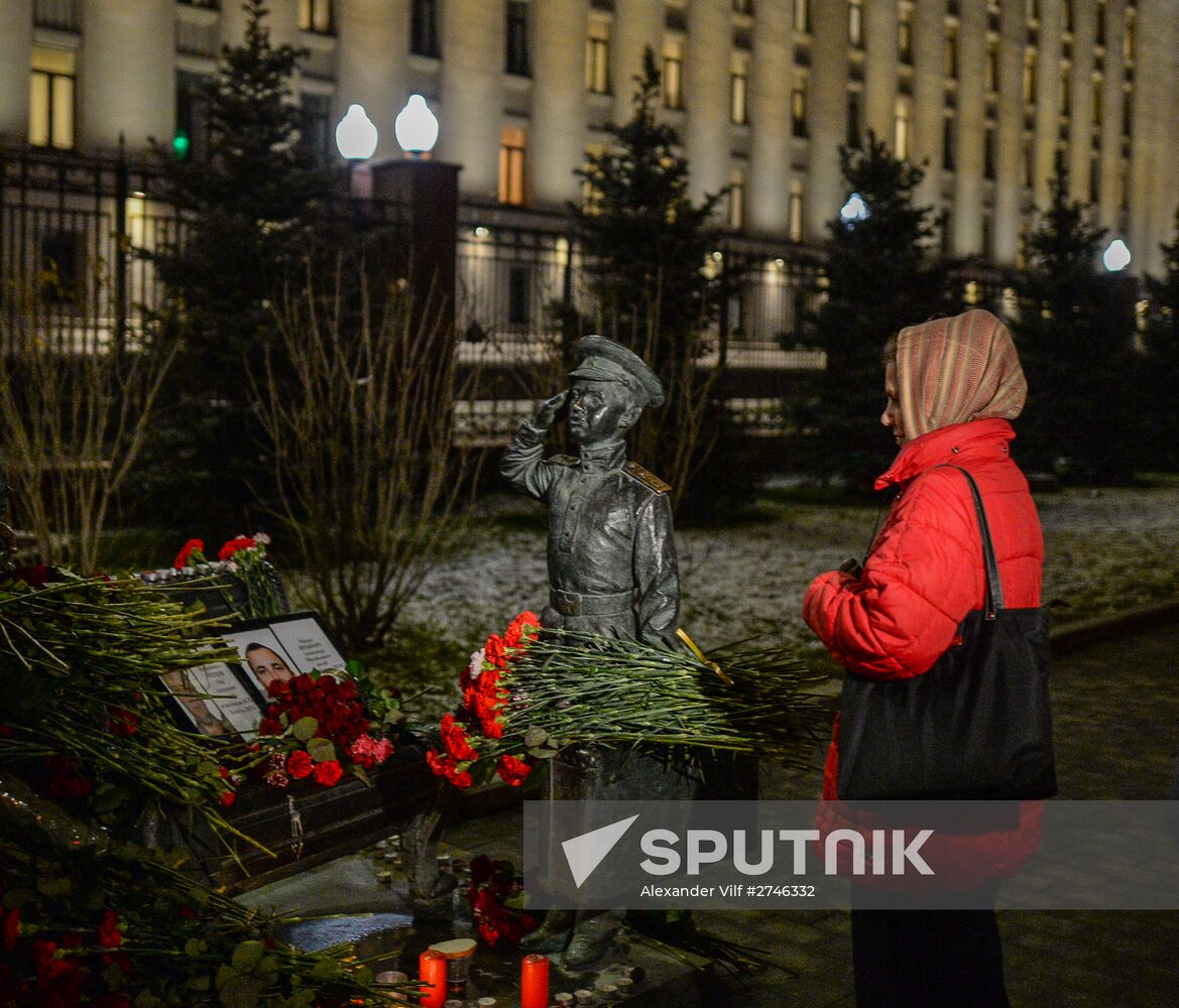 Muscovites bring flowers to mourn victims of Su-24 jet crash in Syria