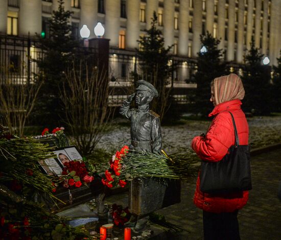 Muscovites bring flowers to mourn victims of Su-24 jet crash in Syria