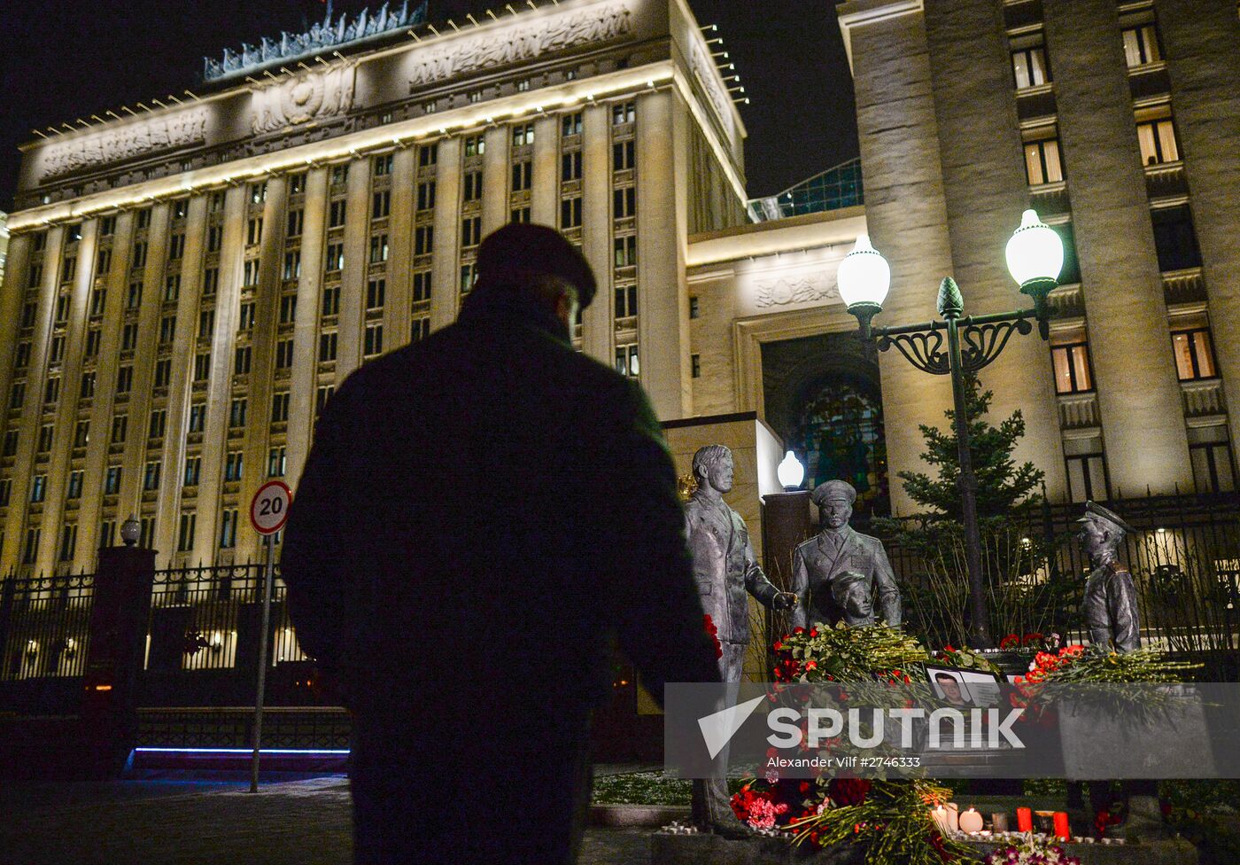 Muscovites bring flowers to mourn victims of Su-24 jet crash in Syria