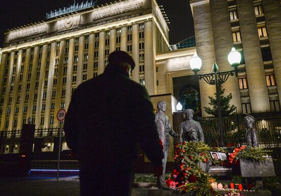 Muscovites bring flowers to mourn victims of Su-24 jet crash in Syria