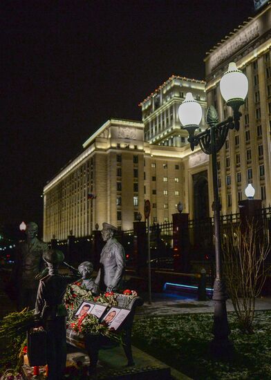 Muscovites bring flowers to mourn victims of Su-24 jet crash in Syria