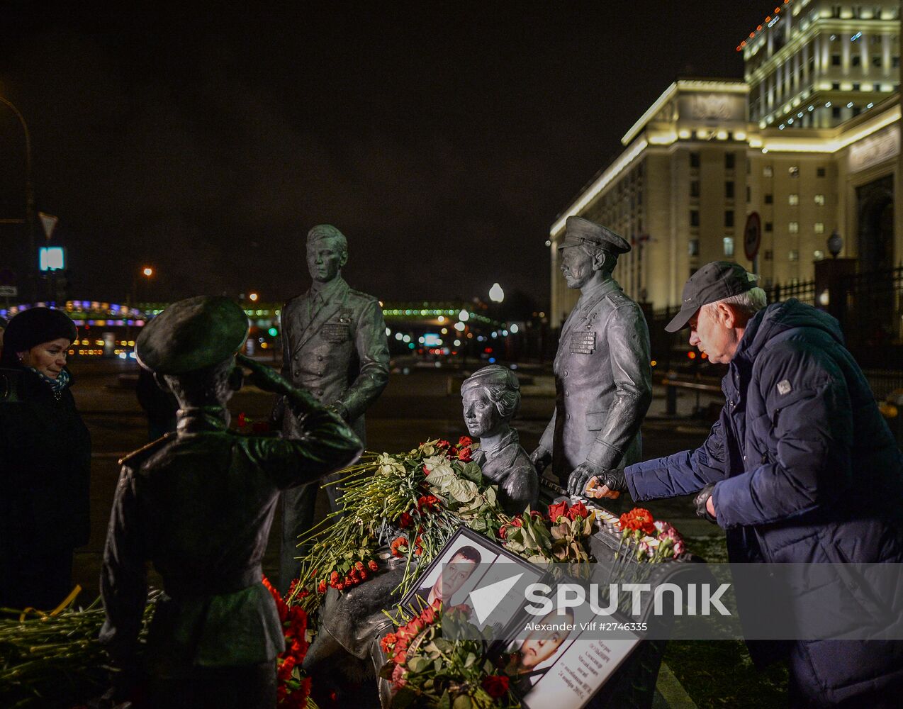 Muscovites bring flowers to mourn victims of Su-24 jet crash in Syria