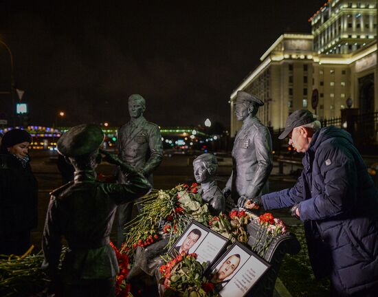 Muscovites bring flowers to mourn victims of Su-24 jet crash in Syria