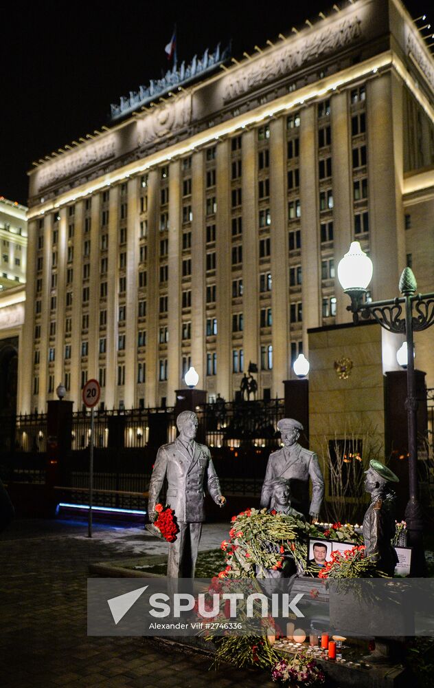 Muscovites bring flowers to mourn victims of Su-24 jet crash in Syria