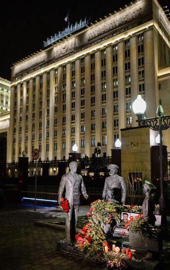 Muscovites bring flowers to mourn victims of Su-24 jet crash in Syria