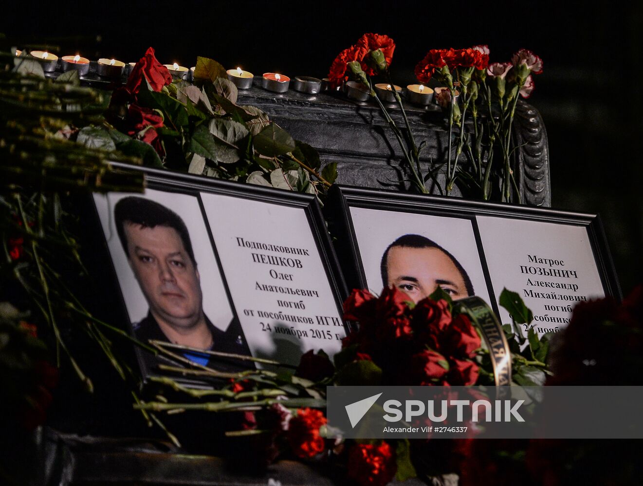 Muscovites bring flowers to mourn victims of Su-24 jet crash in Syria