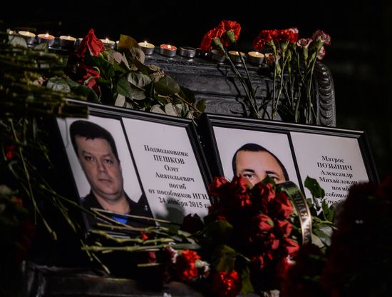 Muscovites bring flowers to mourn victims of Su-24 jet crash in Syria