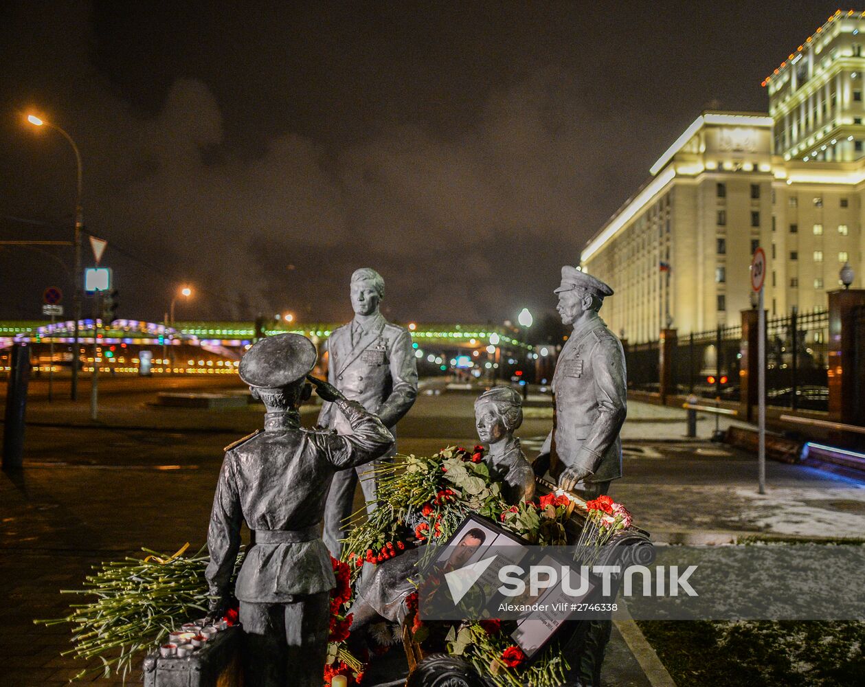 Muscovites bring flowers to mourn victims of Su-24 jet crash in Syria
