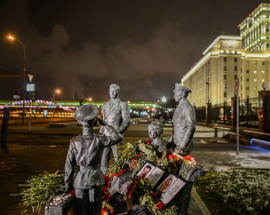 Muscovites bring flowers to mourn victims of Su-24 jet crash in Syria